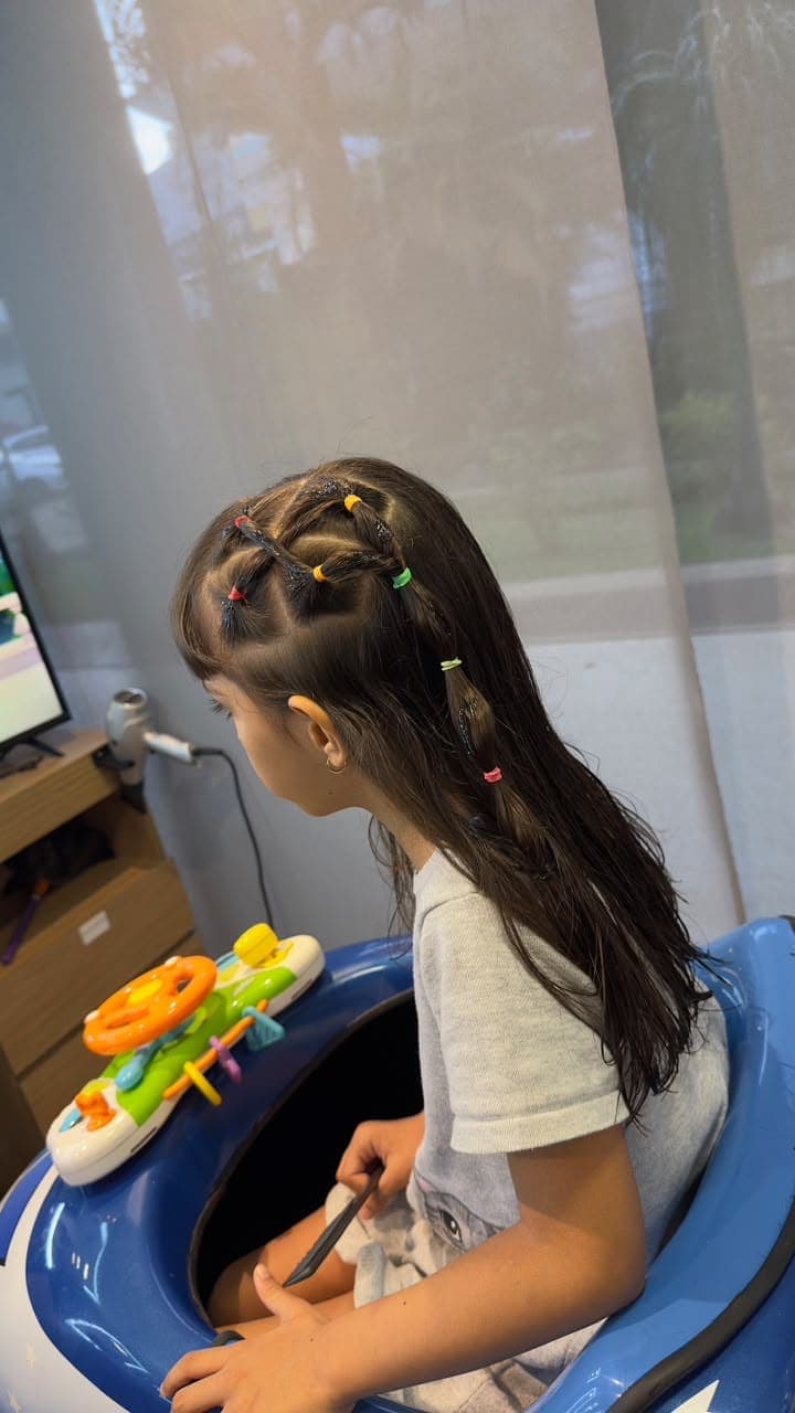Penteado colorido com tranças